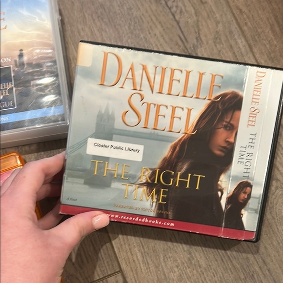 Bundle-7 Danielle Steel Audiobook CDs- Suspects, The Right Time, Betrayal, Rogue - Picture 4 of 16